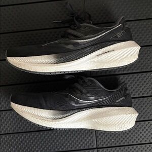 Saucony Triumph 20 Black Running Shoes, Women’s Size 8 Shoes